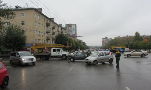 В Кирове столкнулись две легковушки: пострадал 9-месячный мальчик