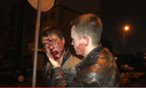 Видео: в Кирове компания незнакомцев ночью напала и избила двоих парней