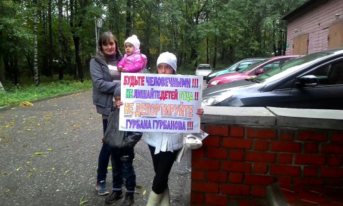 Кировчанка устроила одиночный пикет с лозунгом: "Не лишайте детей отца"