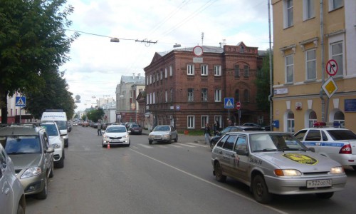 В Кирове иномарка сбила 62-летнюю пенсионерку и ее 6-летнего внука