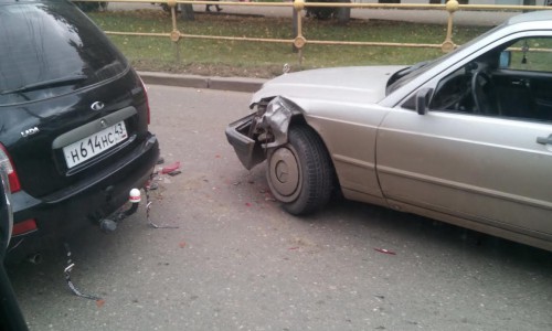 В центре Кирова не поделили дорогу две легковушки: образовалась пробка
