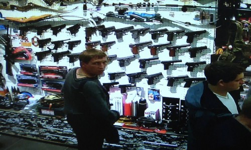 Кировские полицейские разыскивают мужчину, укравшего в магазине пистолет