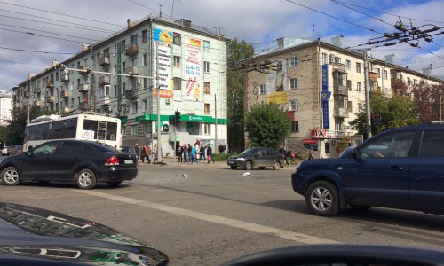 В Кирове возле ЦУМа столкнулись «Лада» и «Хендай»: образовалась пробка