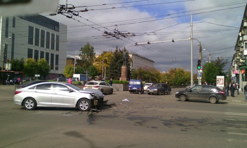 У «ЦУМа» столкнулись «ВАЗ» и «Хендай»: пострадавшую под руки выводили  из машины