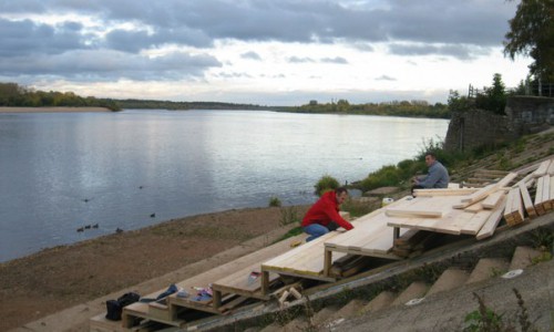 Деревянные скамейки «Ступени» на нижней набережной у реки Вятка достроят