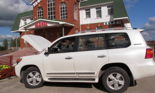 В Кировской области задержали мужчину на угнанном "Лэнд Крузере"