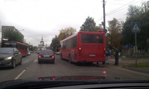 На улице Лепсе водитель автобуса 23 маршрута на зебре сбил женщину