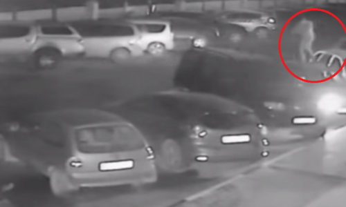 Видео: в Кирове молодой человек скакал по крышам автомобилей