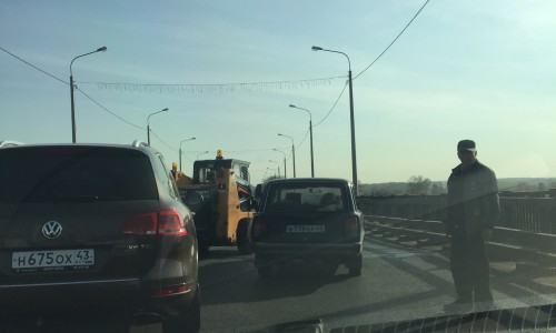 От столкновения «Форд Фокуса» и «ВАЗа» на Старом мосту образовалась пробка