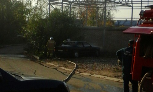 В Кирове горел «Мерседес»: очевидцы видели столб черного дыма