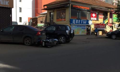 Сегодня в центре Кирова столкнулись «УАЗ» и мотоцикл