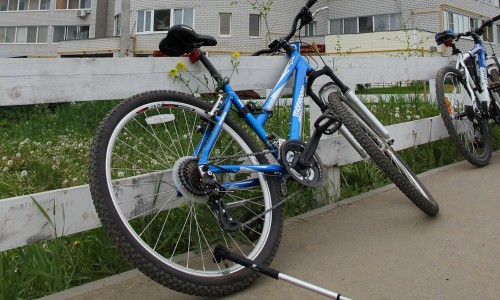 В Кировской области пенсионер на велосипеде врезался в авто и сломал ногу