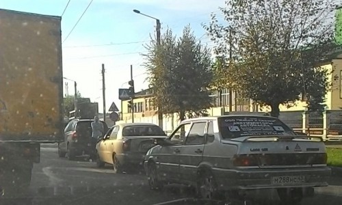 В Кирове на улице Воровского столкнулись три машины