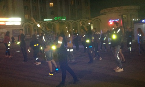 В Кирове у филармонии прошел массовый флешмоб в темноте