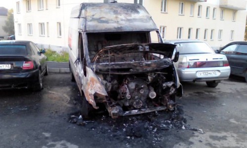 Видео: ночью в Кирове полыхал «Форд Транзит»