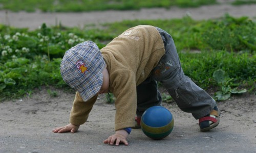 В Кировской области ребенок в детсаду упал животом на металлический прут