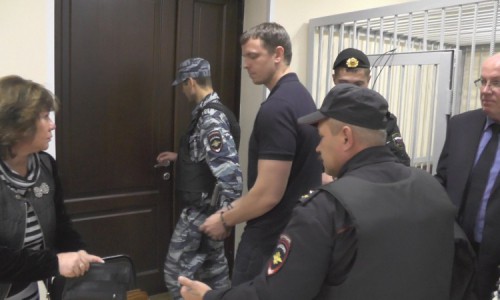 В Кирове брачного афериста заключили под стражу в здании суда