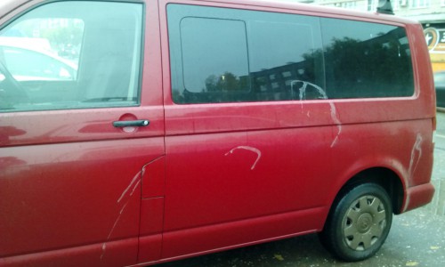 В Кирове неизвестные ночью облили автомобиль кислотой