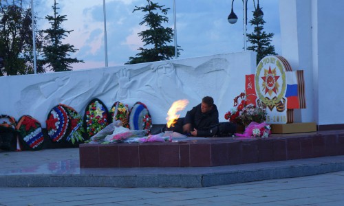 В Кирове пьяный мужчина лег спать у Вечного огня
