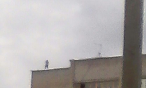 В Кирове школьники бегали по крыше девятиэтажки