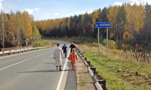 Священник окропил святой водой трассу Киров-Пермь