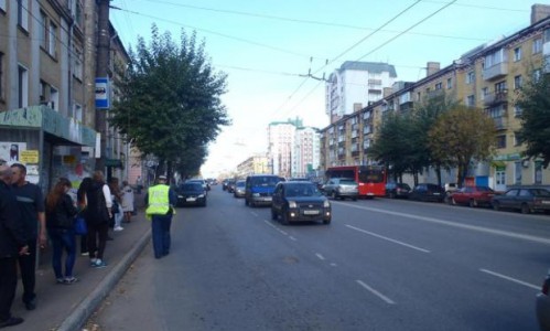 В Кирове женщина выпала из автобуса, а водитель ничего не заметил и уехал