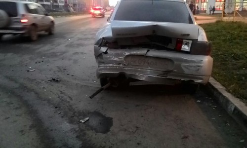 Очевидцы: «В Чистых прудах у светофора столкнулись три машины»