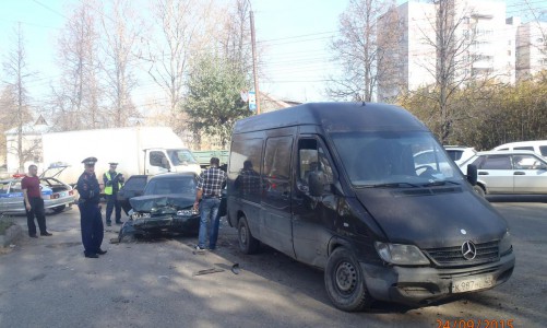 В Кирове стокнулись "Мерседес" и "двенадцатая": пострадали два школьника - пассажира