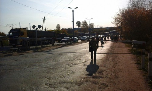 Внимание, водители! На Нововятском переезде образовалась огромная пробка