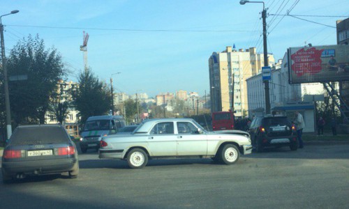 В Кирове из-за столкновения «Волги» и «Опеля» «встала» улица Ленина