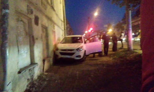 В центре Кирова столкнулись две иномарки: образовалась пробка