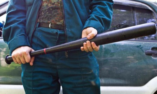 Пьяный кировчанин разбил битой свое авто, чтобы оно не досталось приставам