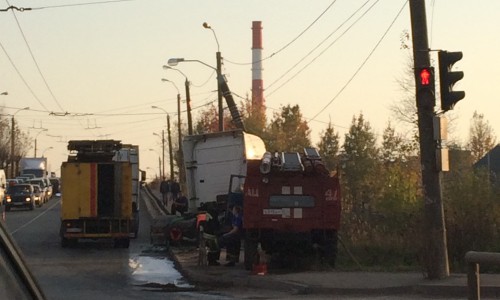 В Кирове на улице Луганской фура снесла столб