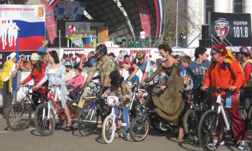 Фоторепортаж: в Кирове в костюмированном велопараде участвовали Белоснежка, водолаз и Петрушка