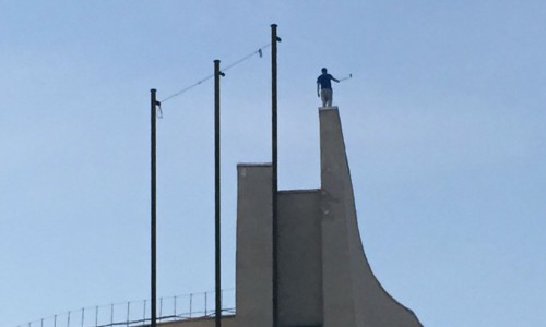 Молодой человек сделал селфи на крыше Диорамы