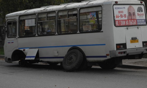 В Кирове у автобуса отвалились колеса