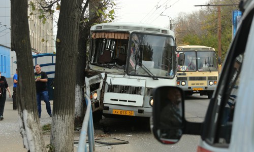 На Октябрьском проспекте «ПАЗ» 74 маршрута врезался в столб: пострадали дети