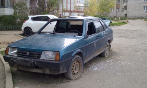 Кировчанка: "Подростки вскрыли во дворе автомобиль и выбили стекла"