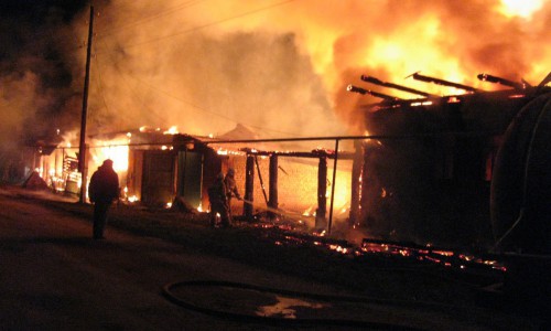 В Кировской области в ночном пожаре сгорели сразу три дома