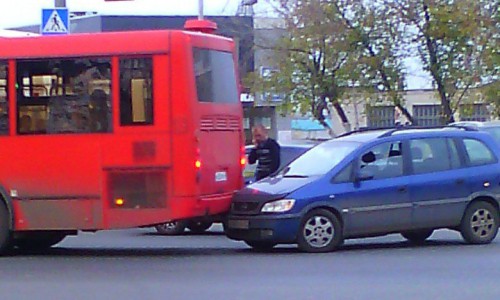 На Октябрьском проспекте «Опель» въехал в автобус