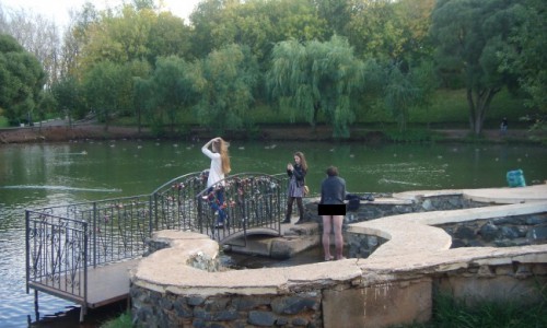 В Кирове в пруду у цирка мужчина без трусов на глазах девушек стирал одежду