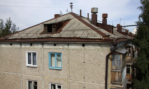 В Кирове очевидцы сообщили в полицию о том, что мужчина собирается спрыгнуть с крыши