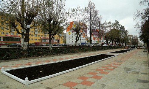 Фото: территория бывшей ярмарки на Комсомольской превратилась в сквер