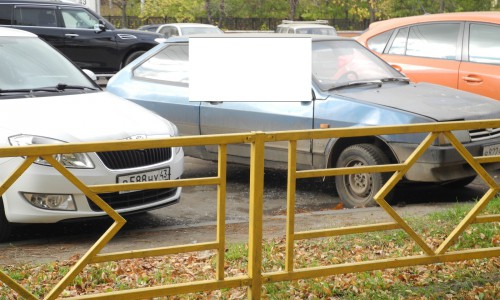 Кировский водитель вместо тонировки решил завесить окна ковром