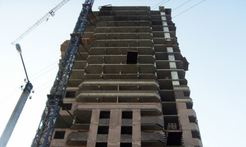 В Кирове со строящегося дома сорвался рабочий: мужчина погиб