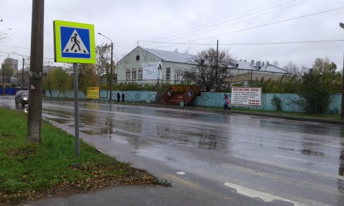 В Кирове на улице Лепсе ветер опрокинул на забор остановочный павильон