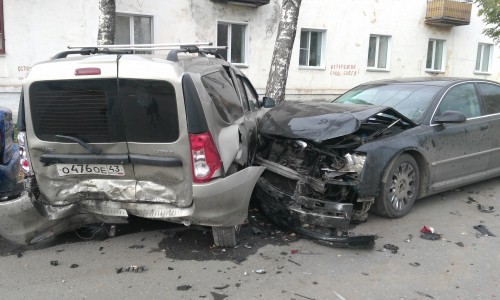 Ночью в Кирове «Ауди А8» протаранила три машины