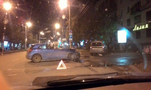 На Октябрьском проспекте столкнулись «Мерседес» и «Лада Ларгус»