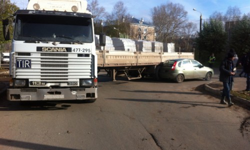 На Мира большегруз, груженный плитами, столкнулся с «Ладой Калиной»