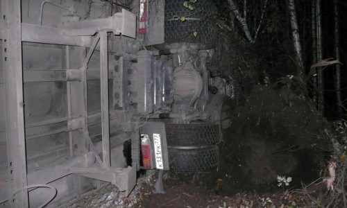В Кировской области грузовой «Мерседес» врезался в КамАЗ и перевернулся